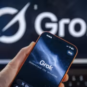 смартфон с приложением Grok 4.6 в руке