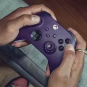 Xbox начала развёртывать августовское обновление консоли с хабами для игр Xbox 360 2 Игровой контроллер рука и кнопки интерфейс