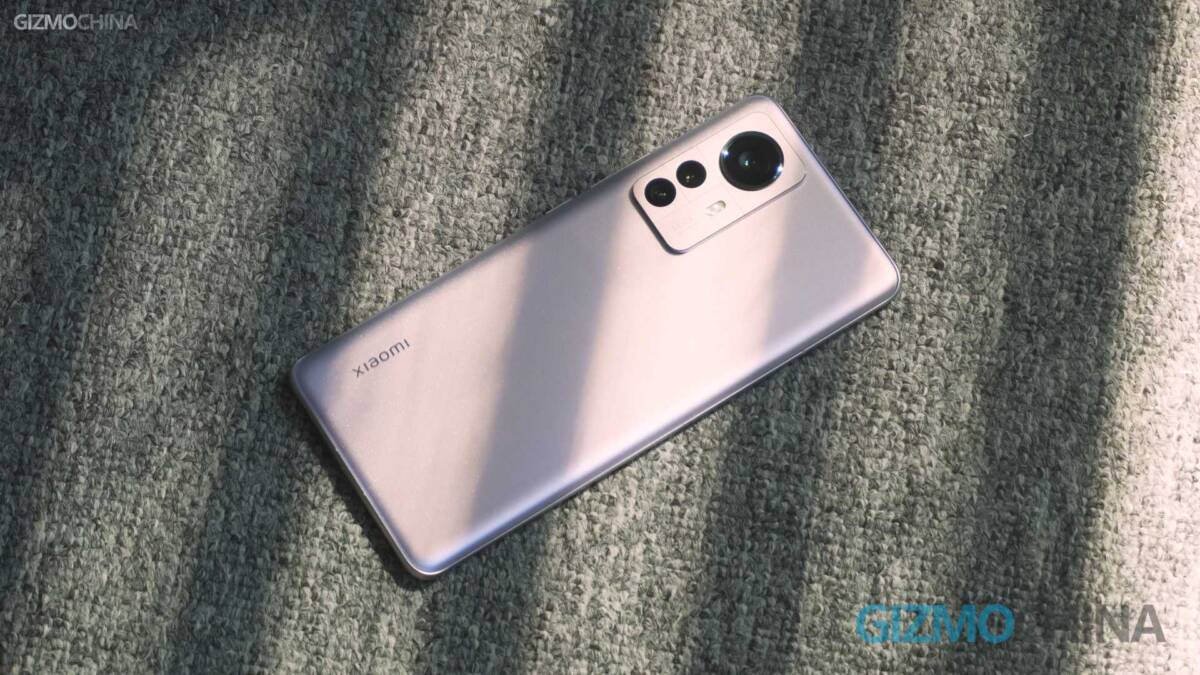 Смартфон с тройной камерой и логотипом Xiaomi на задней панели