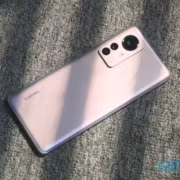 Xiaomi добавила в EOL-лист 6 устройств, включая Xiaomi 12S Pro и Redmi Note 12R 2 Смартфон с тройной камерой и логотипом Xiaomi на задней панели