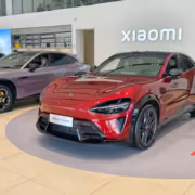 Xiaomi показала первый в Китае 3-нм чип для систем автопилота 2 Красные и серые спортивные автомобили Xiaomi YU7 GT и другой автомобиль в автосалоне