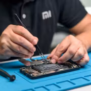 Мастер заменяет аккумулятор смартфона Xiaomi Redmi 10A
