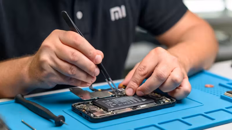 Мастер заменяет аккумулятор смартфона Xiaomi Redmi 10A