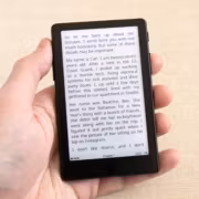 Xteink добавила крошечным читалкам доступ к книгам из Libby 1 Электронная книга PocketBook Xteink и экран с текстом