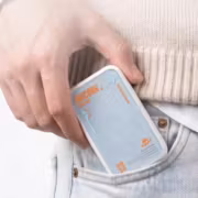 Человек держит Power Bank Pandaer PTC16 от Meizu в кармане джинсов