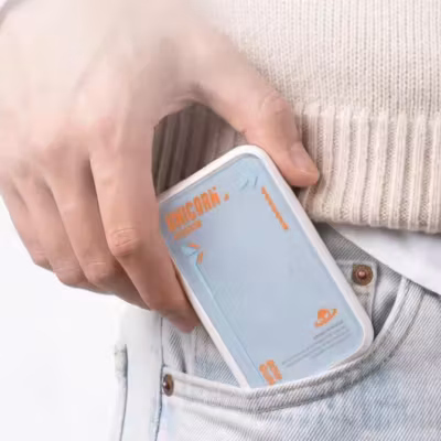 Человек держит Power Bank Pandaer PTC16 от Meizu в кармане джинсов