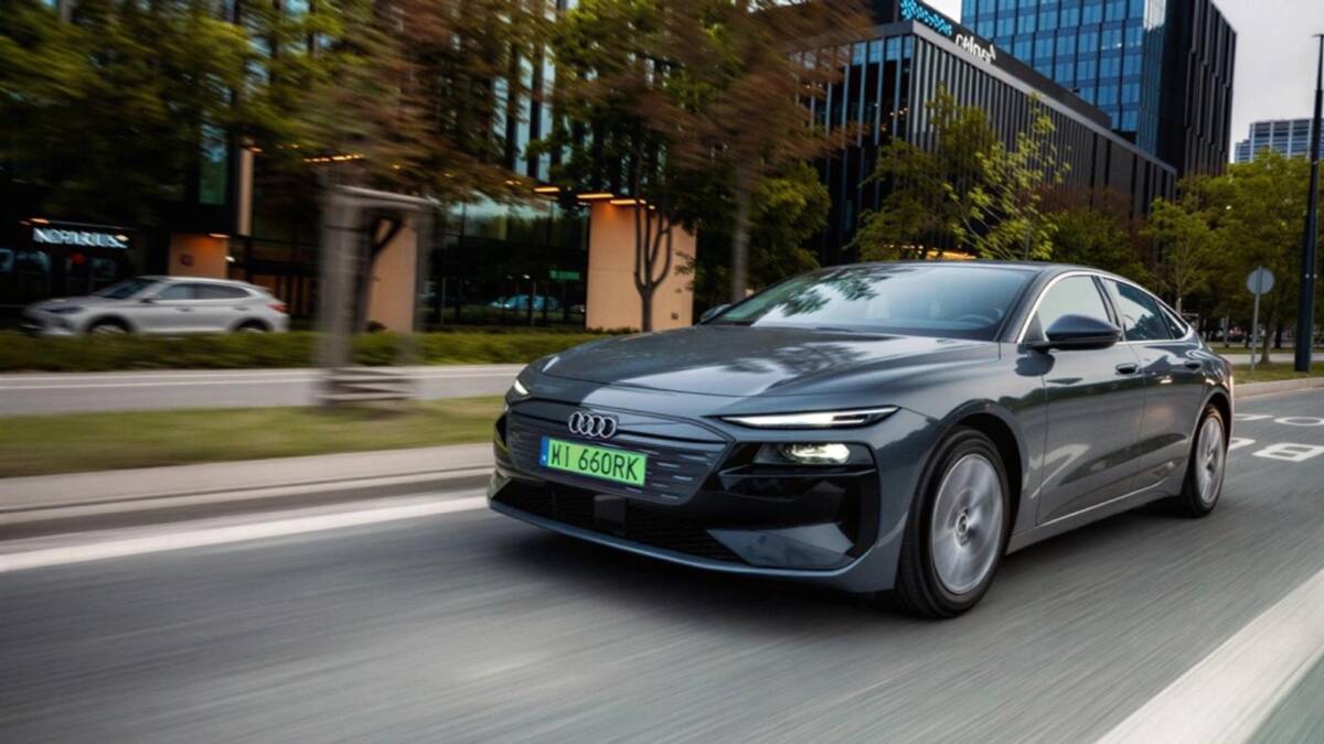 Автомобиль Audi A6 Sportback e-tron на улице в городе