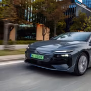 Автомобиль Audi A6 Sportback e-tron на улице в городе