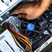 Рабочая сборка компьютера с кулером Intel и платой