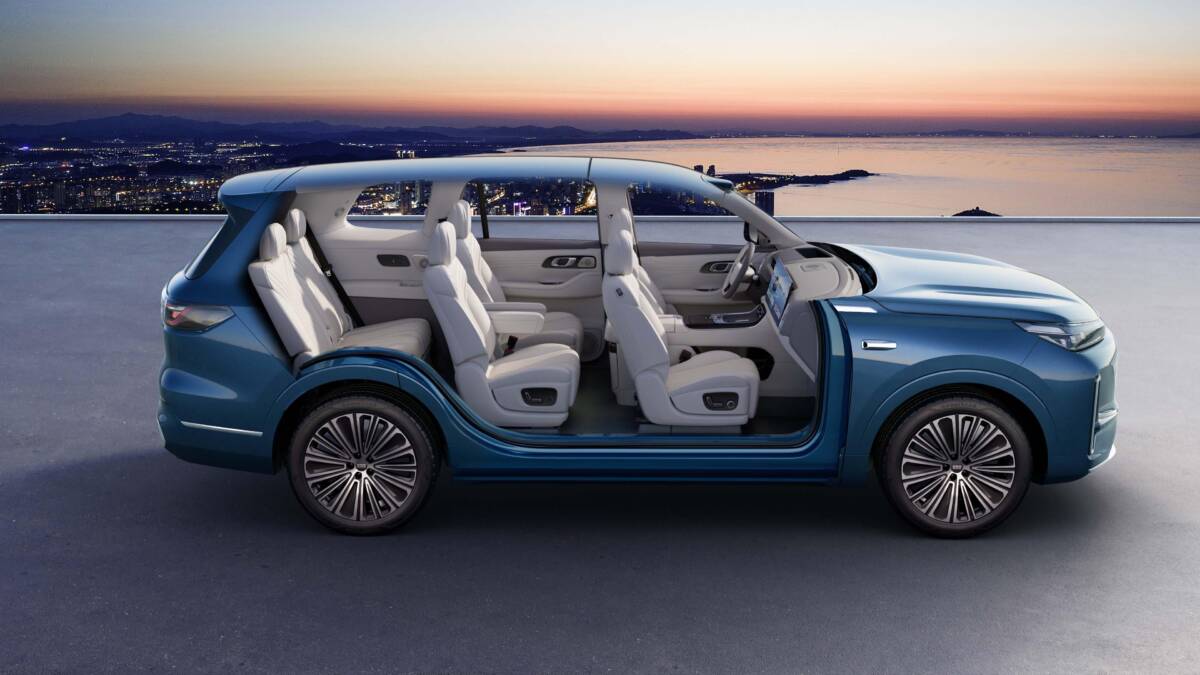 Кроссовер Geely Galaxy M9 внутри и снаружи