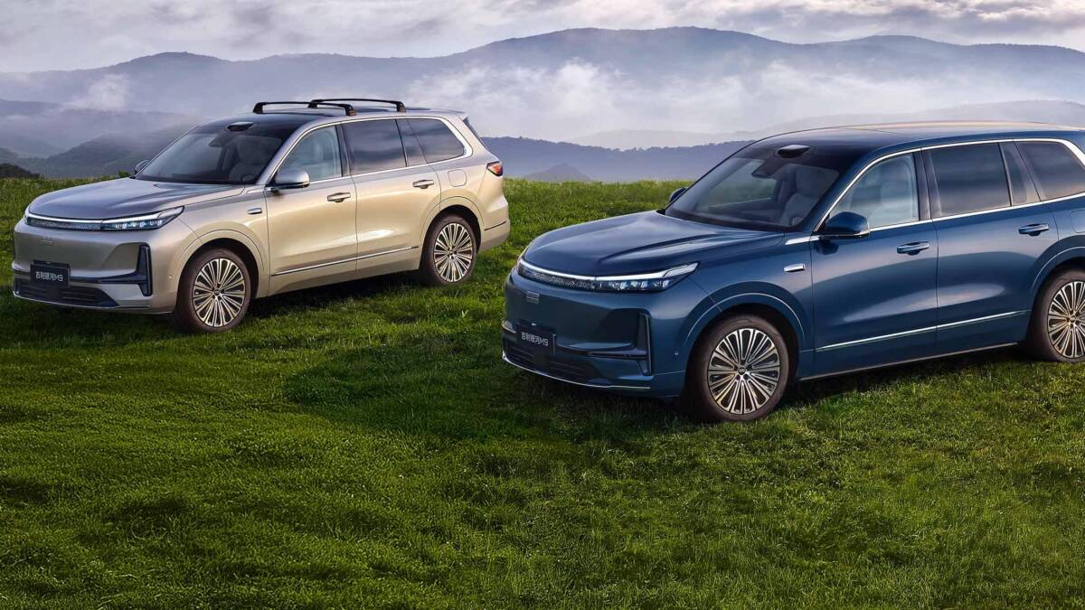 Два кроссовера Geely Galaxy M9 на зеленом поле у гор
