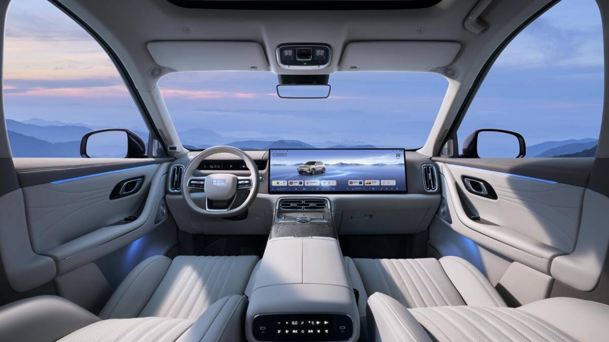 Интерьер салона кроссовера Geely Galaxy M9