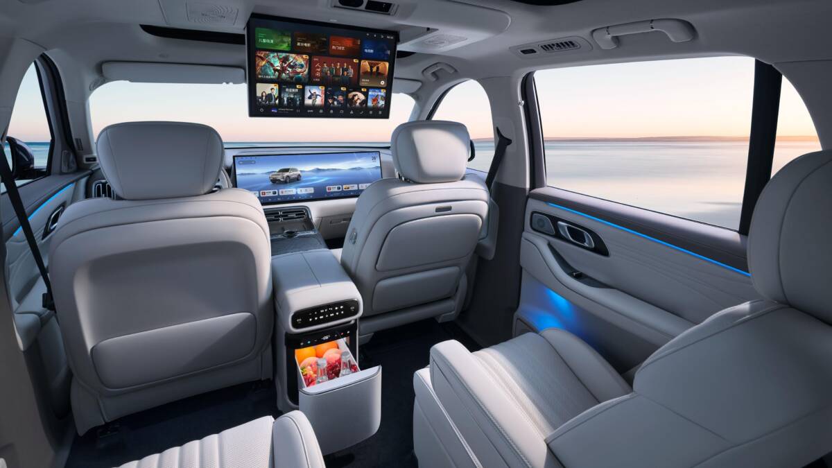 Интерьер автомобиля Geely Galaxy M9 с системой мультимедиа
