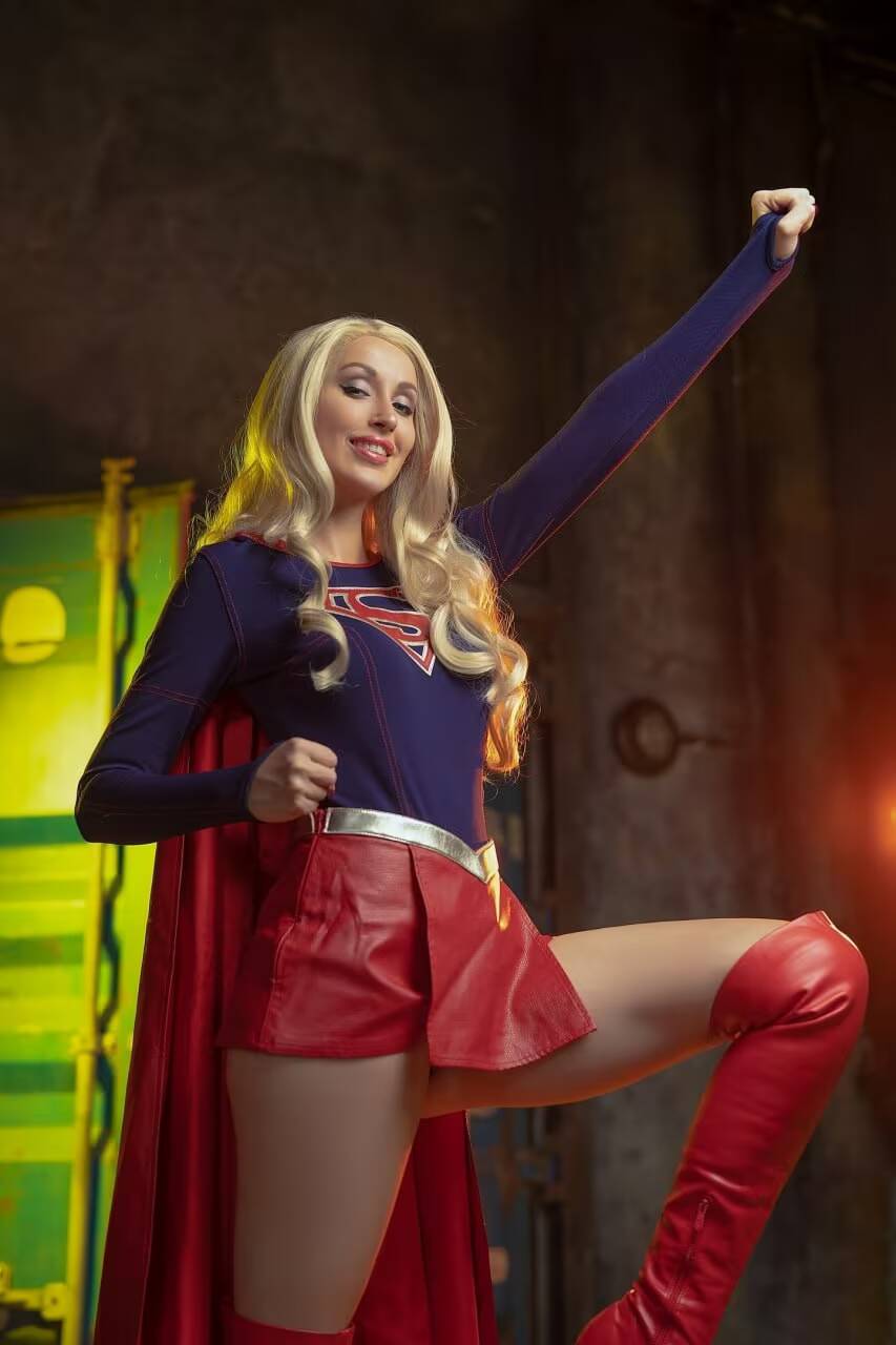 Лера Химера в откровенном косплее Супергёрл из DC