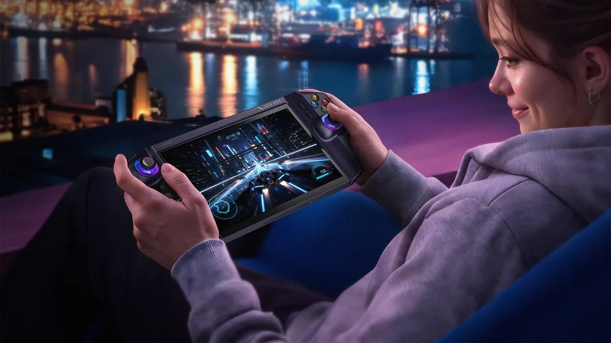 Acer показала на IFA 2026 складной Project DualPlay Mini и новые Atlas 7 4 Молодая женщина с игровой консолью Acer Project DualPlay Mini на фоне города