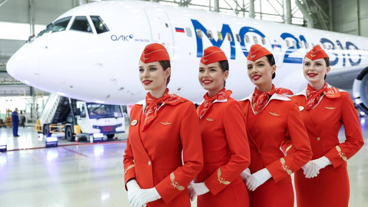 Пассажирский самолет в ангаре с экипажем женщин