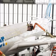 Airbus A330 получит «акулью кожу»: Lufthansa начала финальные испытания покрытия 1 Самолет Airbus A330 внутри ангара тестовая мебель