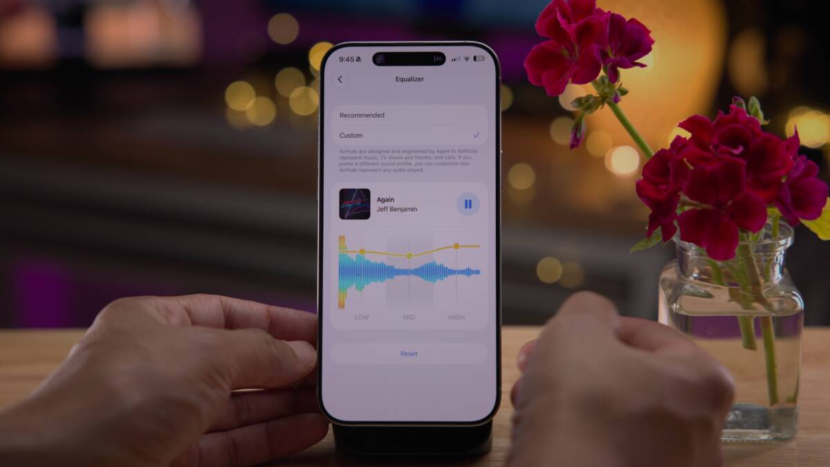 Мужчина держит смартфон с настройками эквалайзера AirPods