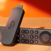 Пульт Fire TV с логотипом Amazon и клавишами управления