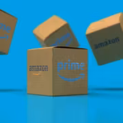коробки Amazon Prime и Amazon с логотипами