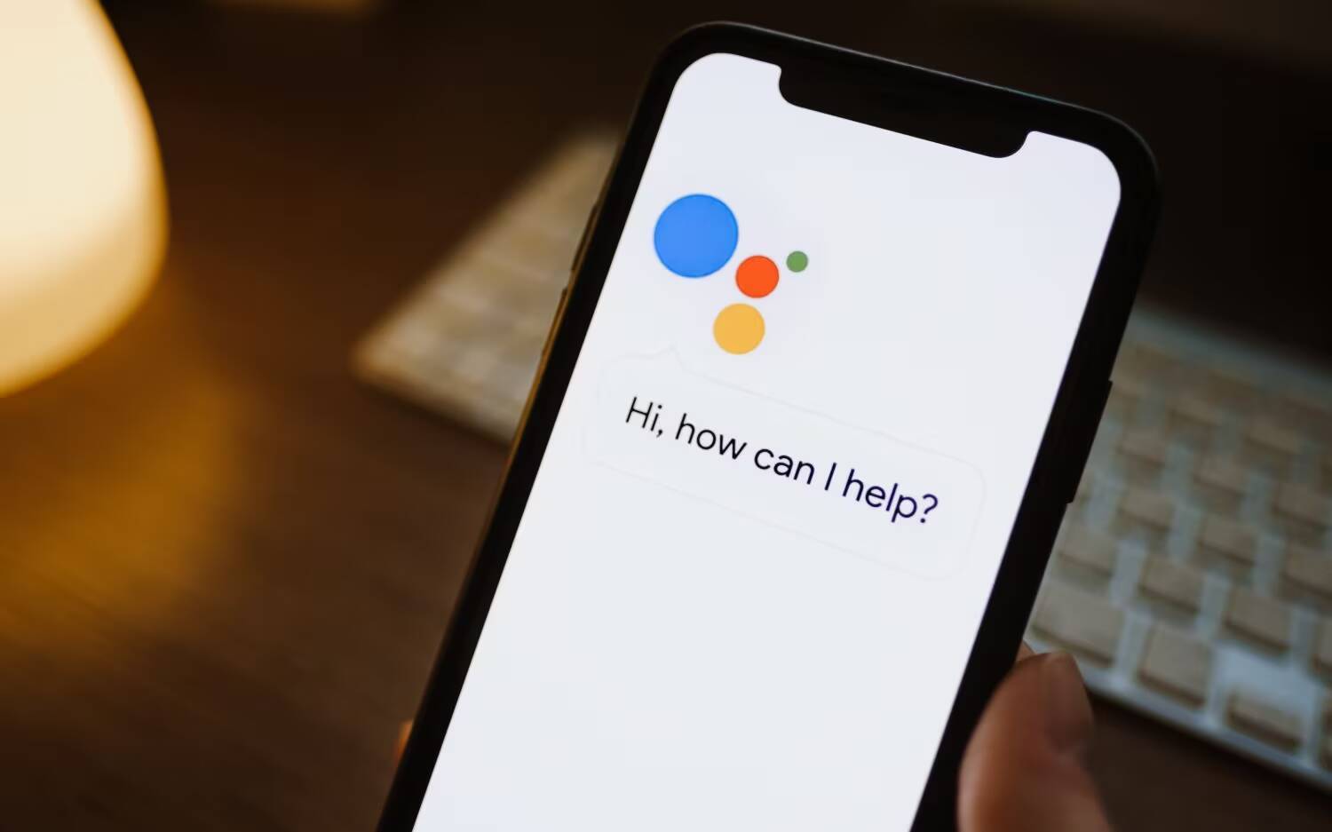 смартфон с экраном Google Ассистента на iPhone