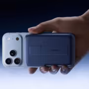 Anker выпустила MagGo 2 Pro с вентилятором и зарядкой Qi2 на 25 Вт 1 Мужчина держит смартфон Anker MagGo 2 Pro
