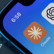 Смартфон с лицензией ChatGPT на экране