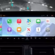 Экран Apple CarPlay на автомобиле с интерфейсом