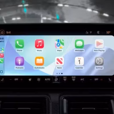 Экран Apple CarPlay на автомобиле с интерфейсом