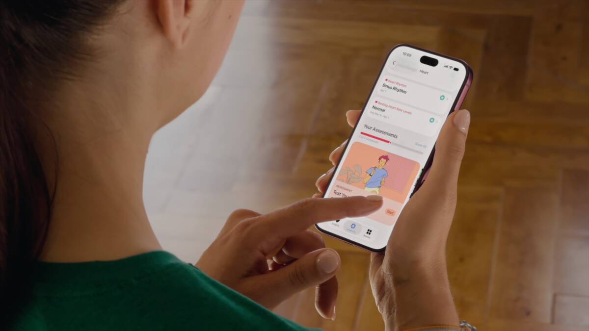 Пользователь держит iPhone с приложением здоровья