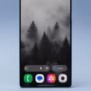 Экран смартфона с фоновым изображением леса Внутри интерфейса iOS 26