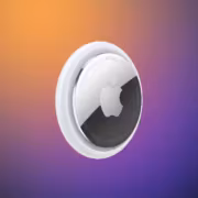 Круглое устройство Apple AirTag на фоне градиента