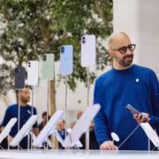 Apple подняла цены на iPhone в Индии: iPhone 17 теперь стоит 99 900 рупий 2 люди показывают чехлы для iPhone 17 в магазине