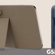 Apple показала два официальных чехла для iPhone Duo 1 Два чехла для iPhone Duo на столе