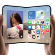 Apple представила складной iPhone Duo с экраном 7,6 дюйма и защитой IP68 1 Складной iPhone Duo в руках человека