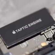 Тачпад MacBook Apple с внутренними компонентами и чипом Taptic Engine