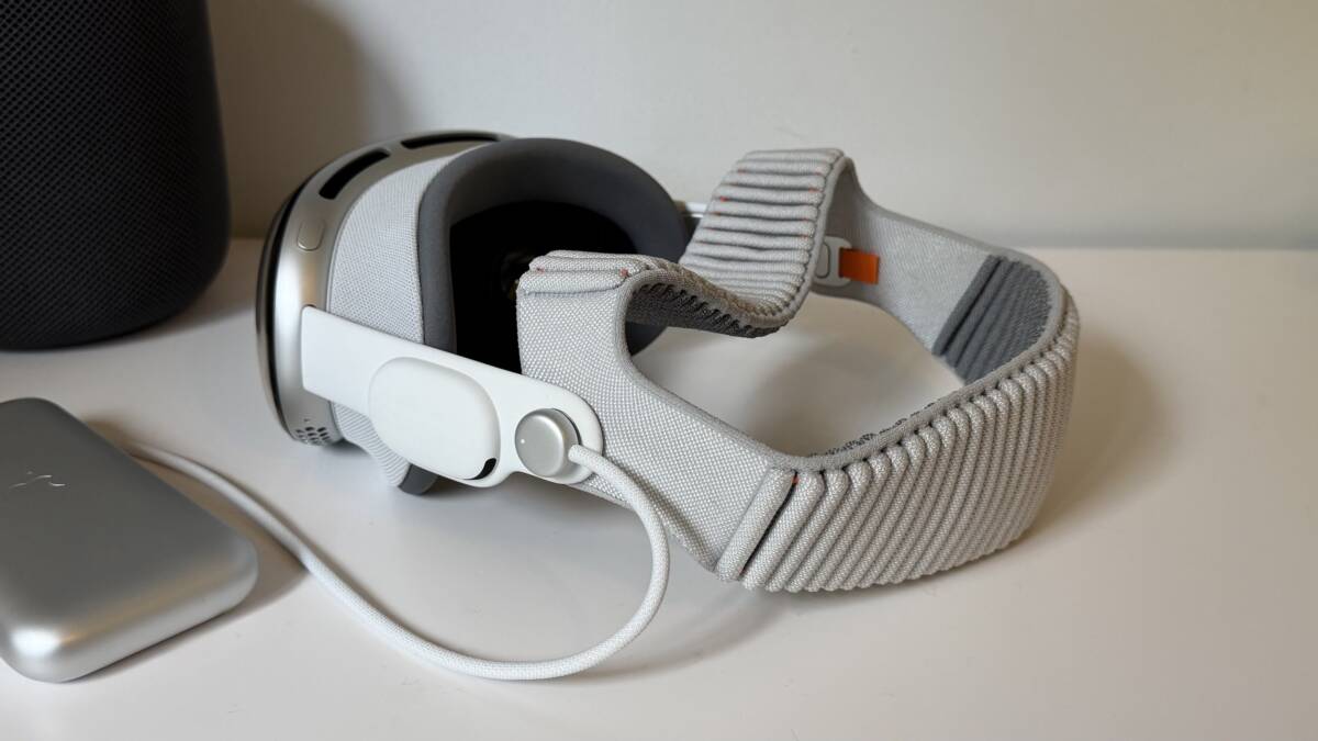 гарнитура Apple Vision Pro на столе рядом с колонкой