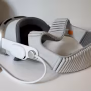 гарнитура Apple Vision Pro на столе рядом с колонкой