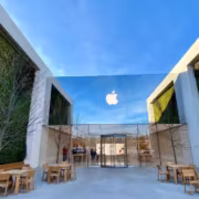 Магазин Apple с зелёными стенами и деревянной мебелью