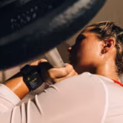 Apple обновила умные часы Watch: Series 12 научились точнее измерять пульс 3 Женщина в спортивной одежде и умных часах Apple Watch Series 12
