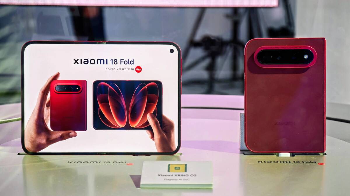 Xiaomi 18 Fold с подсказкой Leica на экране