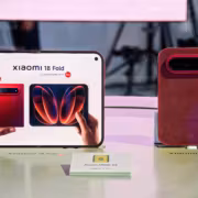 Xiaomi 18 Fold с подсказкой Leica на экране