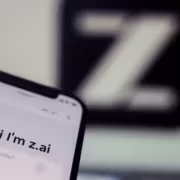 Мобильный телефон Z.ai Hi I'm Z.ai на экране