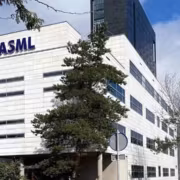 здание асмл с логотипом ASML и деревьями