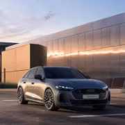 Автомобиль Audi S5 Avant красивый снаружи