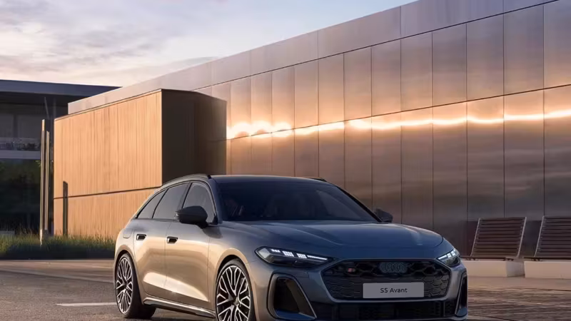 Автомобиль Audi S5 Avant красивый снаружи