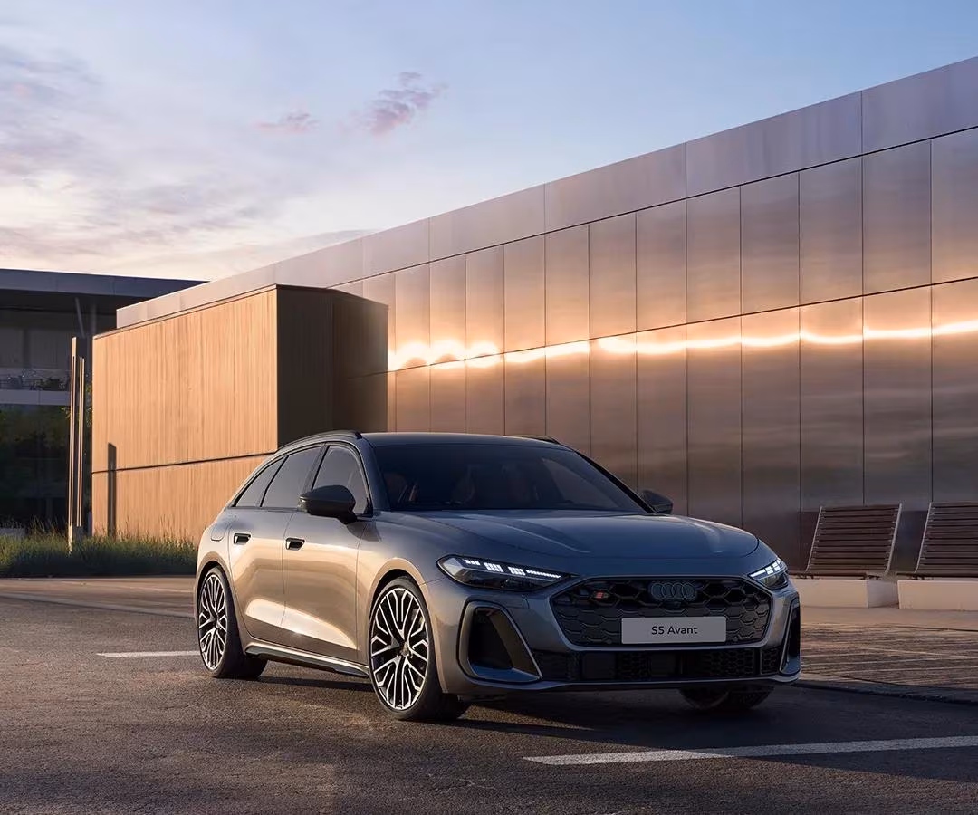 Автомобиль Audi S5 Avant красивый снаружи
