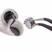 Батареи AirPods 5 удалось вынуть без повреждений, но футляр разборку не пережил 2 Разборка зарядного футляра для AirPods 5 разборка