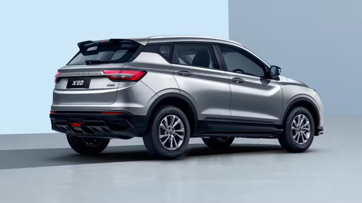 Кроссовер Belgee X50 серебристый современный автомобиль