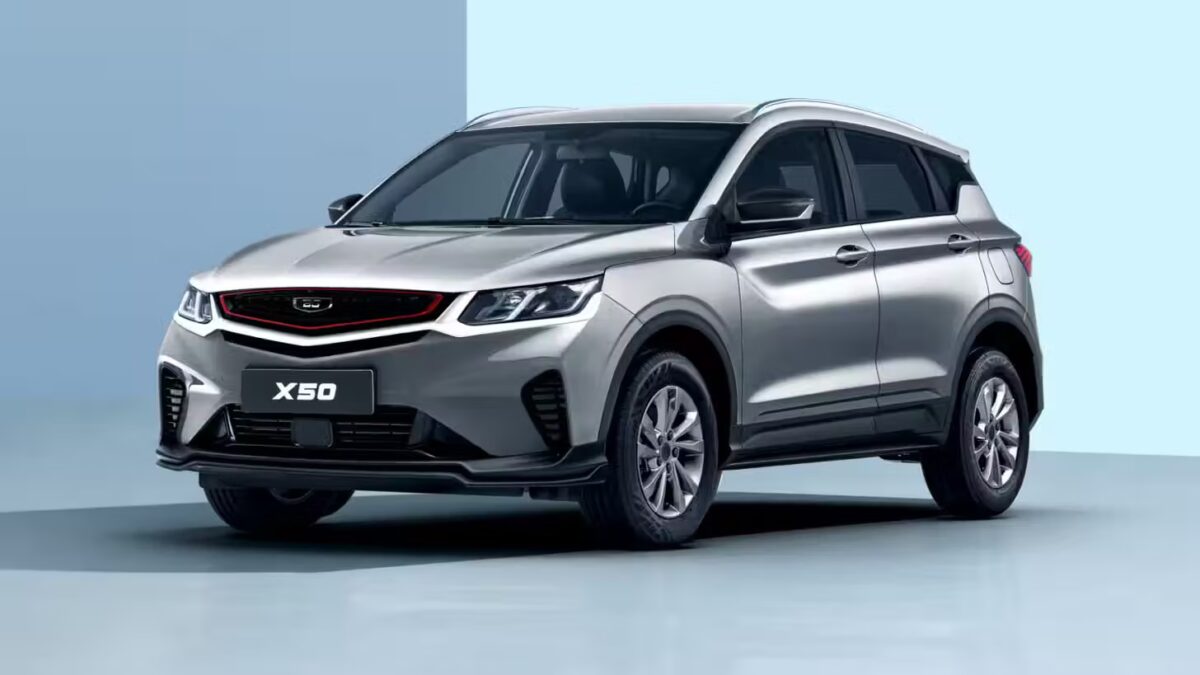 Кроссовер Belgee X50 серебристый автомобиль на фоне